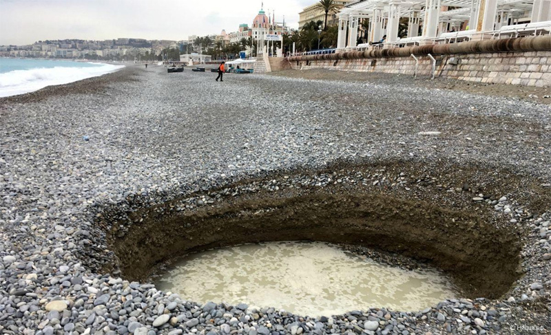 Необъяснимая дыра на пляже в Ницце