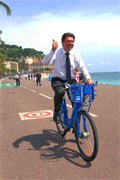 Мэр Ниццы на городском велосипеде