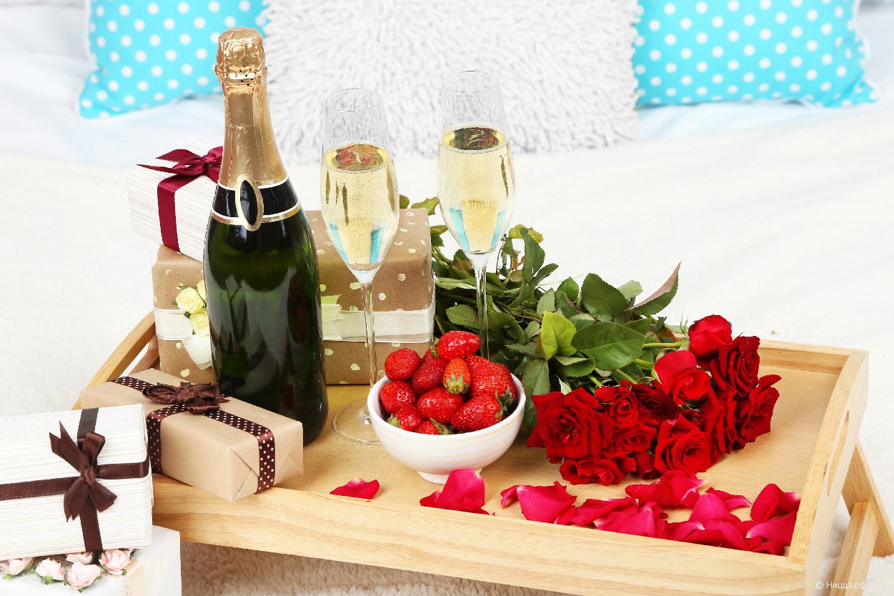 Holidays_Champagne_Strawberry_Roses_Bottle_Gifts_551768_4500x3000 (1).jpg